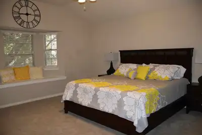 Image de Bumblebee Décor, 4 King Beds, near Bush/Iah Airport
