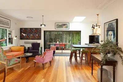Image de Coogee Classic is modern four-bedroom home with two sun terraces, pool and parking