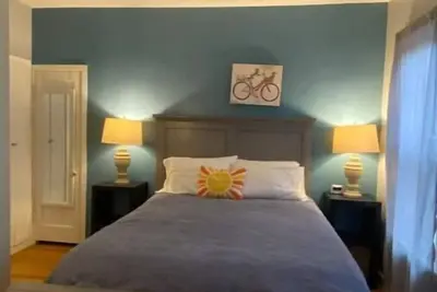 #2 Cozy 1-bdrm suite downtown with parking