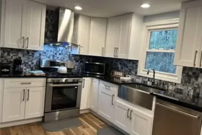 Image de Beautiful 3 bedroom home centrally located in picturesque Ct.