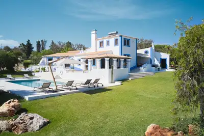 Image de Luxury villa with tennis court & heated pool