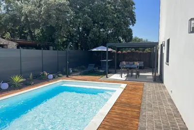 Image de Villa d'architecte moderne climatisée avec piscine privée