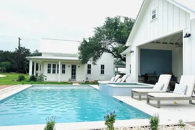 Image de Luxurious Farmhouse + Pool/Hot Tub Near Lake Travis