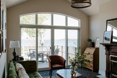 Image de Lakeside Getaway in Marysville, Wolfe Island - Shopkeepers Apartment