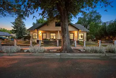 Image de Stylish & Cozy Downtown 2 Bedroom Unit w/ Hot Tub