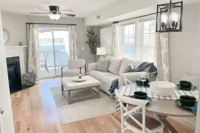 Image de Stunning Lakefront Condo on Lake Winnipesaukee - Direct Access To Lake!