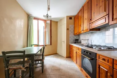 Image de Apartment located on the first floor of a building, divided into two levels without a lift. In 85 square meters of space it comfortably accommodates four people with two bedrooms located on the second floor. There is an internal staircase. Located in the