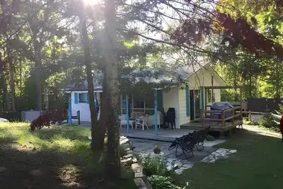 Image de Minutes from the beach, large 3 bedroom, huge yard, fire pit, outdoor bar, hot tub