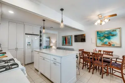 Image de The Mcm House walk2 At&T, Six Flags-one of the best Arlington vacation rentals!