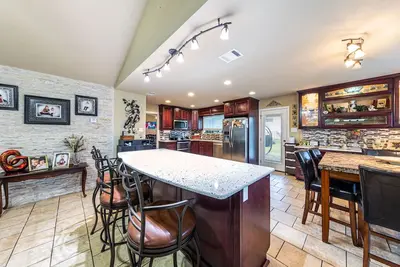 Image de Ranch Home w Gorgeous Kitchen-Office-Big Screens-Covered Porch-Playscape & Lg Basketball Court