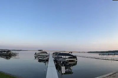 Image de New Listing - Waterfront Silver Lake Condo