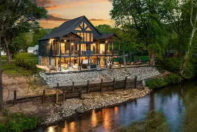 Image de Riverfront luxury cabin w/ Free Attraction TIckets, private hot tub & deck