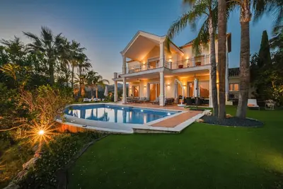 Image de Luxurious southeast-facing villa with 5 bedrooms, heated pool, Bbq, sea views