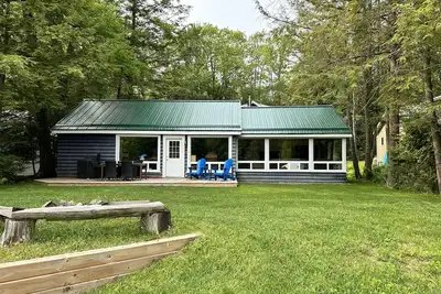 Image de Gali's Waterfront Cottage on Lake Muskoka facing south with western sunset views