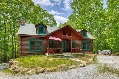 Image de Spacious cabin w/ private hot tub, pool table, deck, fireplace, 2 kitchens & A/C