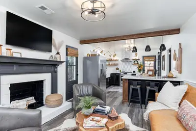 Image de Moss Oak Modern Retreat - completely renovated modern home in Greenville area
