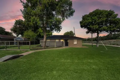 Image de Book Your Stay and Dive into Beachside Fun!