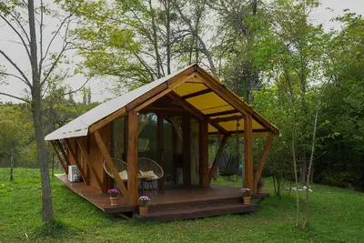 Image de Cozy cottage in the middle of green garden, with mountain views.