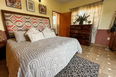 Image de Cozy-Charming-Well Located
