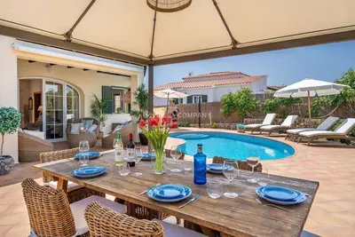 Image de Fabulous Villa Just 10 Minutes Walk to the Beach