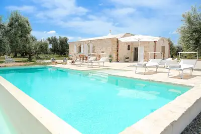 Image de Villa 'Trullo Delori with Infinity Pool' avec piscine privée, Wi-Fi et climatisation