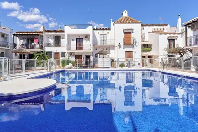 Image de Maison de vacances 'Charming Townhouse In Nueva Nerja' avec vue montagne, Wi-Fi et climatisation