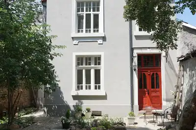 Image de Cozy Ground Floor Apartment in a Restored House in the Heart of old Sofia