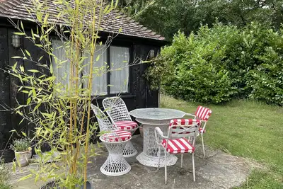 Image de Forest cabin in the Kent countryside – pet friendly!