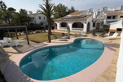 Image de Villa mit Pool Nahe Sandstrand