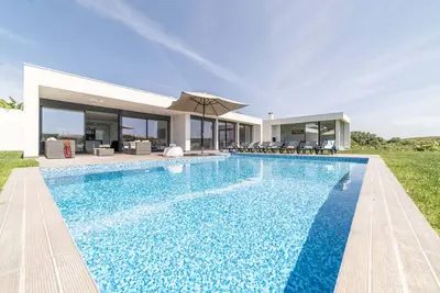 Villa Bahia - Modern Villa with private heatbale pool - 5 min from the beach!