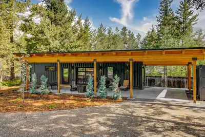 Image de Two Pines - Unique container home w/hot tub - Downtown - Trailer Parking - Pet friendly