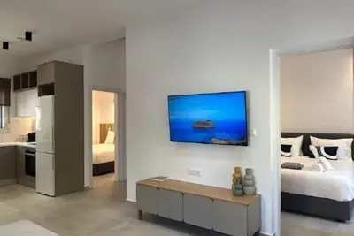 Image de Camelia home is a cozy apartment in the heart of the city with private parking.