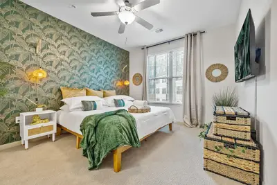 Image de Jungle on the Square – Luxury 1br w/ Rooftop Lounge, Pool & Gym Access