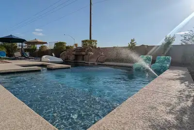 Image de Modern Majestic Home with Pool, Spa & Basketball