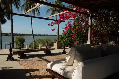 Image de Luxurious Villas by the Lagoon. Surrounded by Lush Greenery
