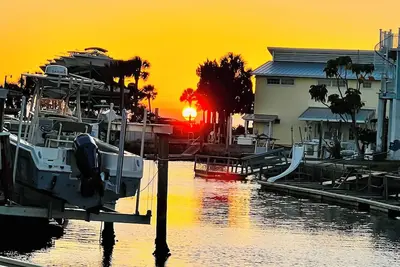 Image de Unique waterfront home, Hot Tub, private boat dock, walk to beach, pet friendly