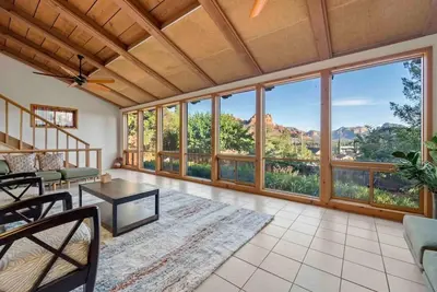 Image de Spacious Home in Uptown: Views, Hot Tub, Game Room