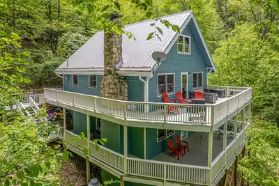 Image de Serene stay with wood-burning fireplace & decks, dock and canoe access - dogs ok