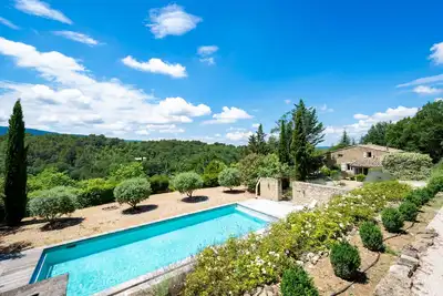Image de Mas de 4 chambres avec un beau jardin et piscine, vue imprenable sur la vallée.