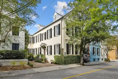 Image de Luxury Downtown Home with Pool!