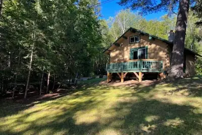Image de Cozy Lakefront Log Cabin