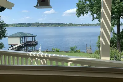 Image de Spacious lakefront home with private dock and 2 living areas.