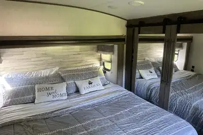Image de Family friendly Rv on a private, peaceful campsite. Beautiful dark night skies.