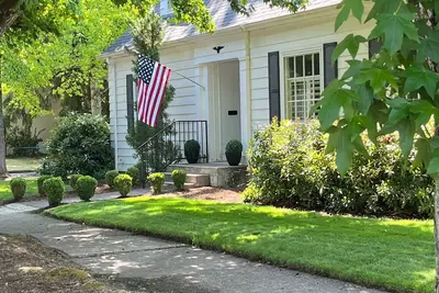 Image de College Hill Classic, Great Location!