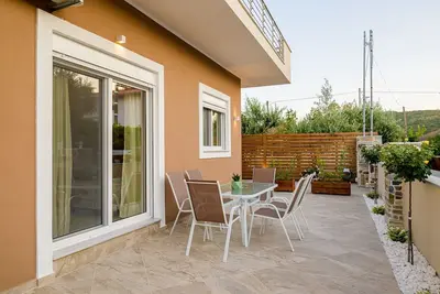 Image de Superior two-bedroom family apartment in Ammoudia with kitchen and courtyard