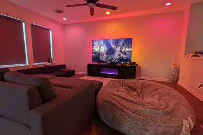 Image de Large Home! Theater + Ambient Living Room Near Nrg.