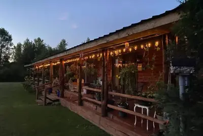 Image de Log Cabin house on 10. 5 acers of wooded land. Accommodates 20 plus guest.