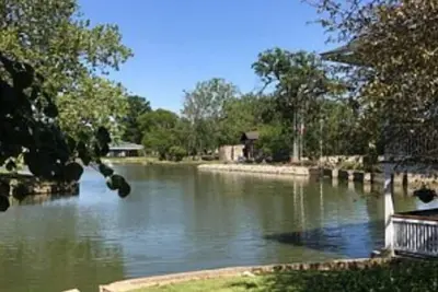 Image de Beautiful House in Goldersgreen with indoor heated pool