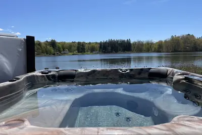 Image de Cozy lake house with hot tub. Enjoy everything the Berkshires have to offer!