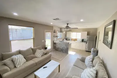 Image de Comfortable 3 Bedroom Home in Cozy Neighborhood